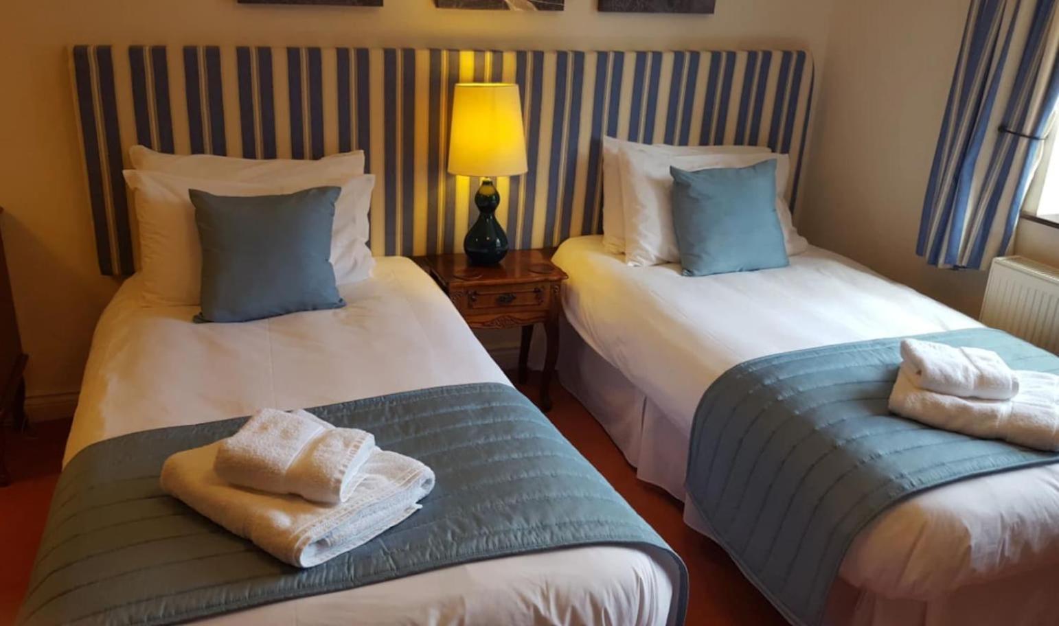 Oyo The Walnut Tree Hotell West Camel Exteriör bild